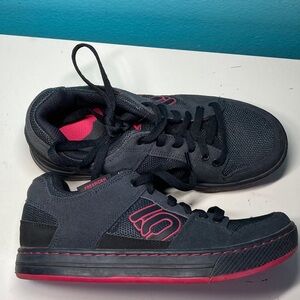 Five Ten Freerider Womens Size 8 Flat Pedal Shoes Black & Red For Mountain Bike